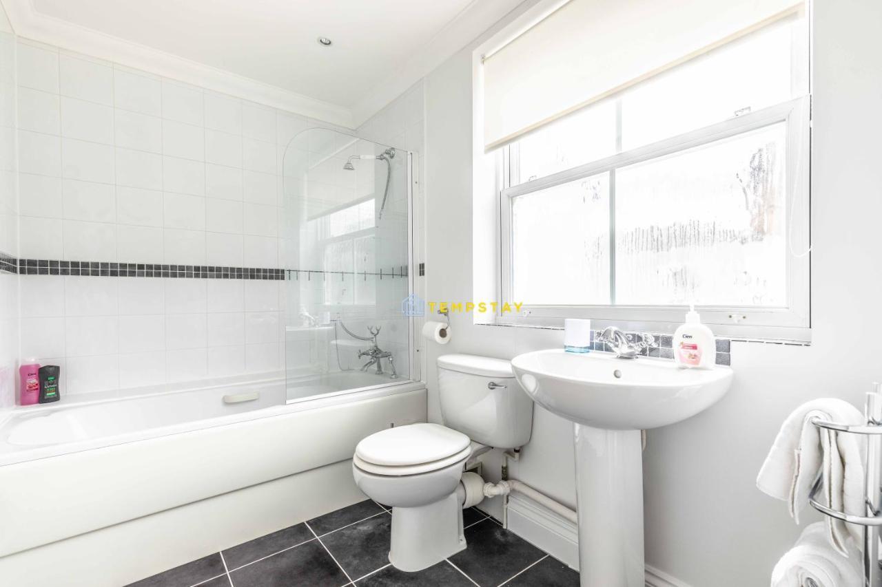 Perfect Spot In Central Windsor & Free Parking! Exterior foto