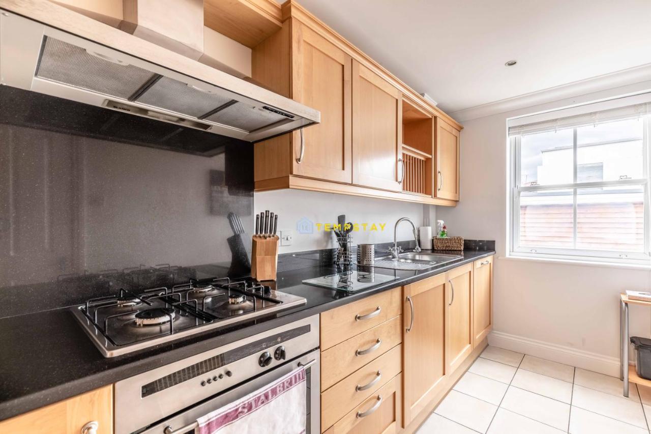 Perfect Spot In Central Windsor & Free Parking! Exterior foto